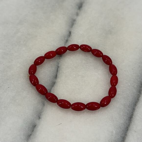 Red plastic beaded stretchy bracelet - Picture 2 of 3